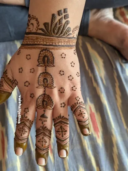 A minimalist design with hanging peacock motifs. This pattern is light, airy, and very chic.