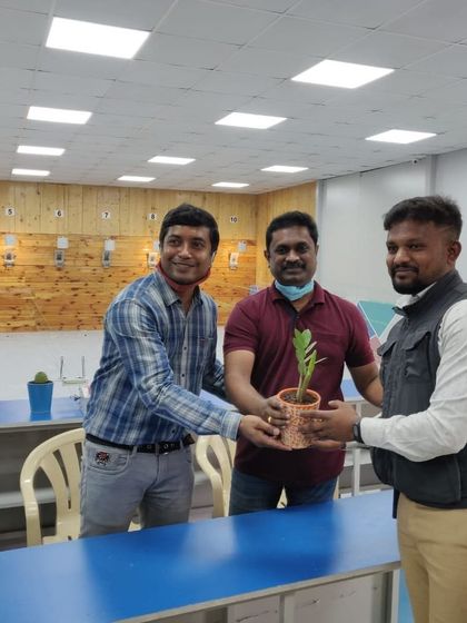 Another picture of our members receiving a plant, a small gesture to celebrate their participation.