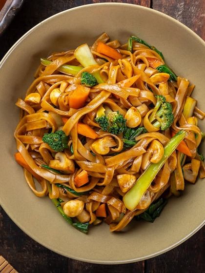 Flat noodles with vegetables and mushrooms, another noodle dish from the YouMee archives.