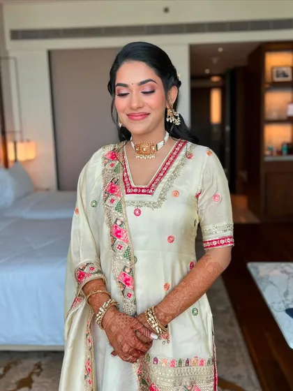 Supriya's complete Mehendi look, showing how the makeup, hair, and outfit all work together in harmony.