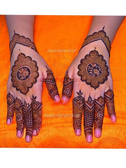 A symmetrical view of the minimal mandala design.