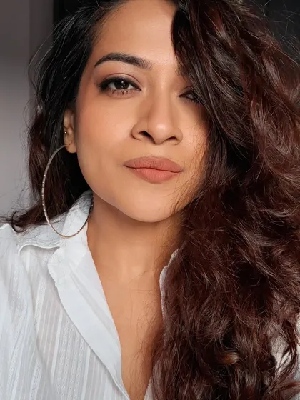 A simple, fresh look for a day out. I've kept the makeup minimal with a focus on healthy-looking skin, a soft matte lip, and letting my hair's natural texture do its thing.