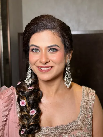 True elegance is ageless. For this special occasion, I focused on creating a dewy, fresh look that enhances natural beauty. The soft pink tones on the eyes and lips, paired with a luminous base, create a sophisticated and graceful finish for mature skin.