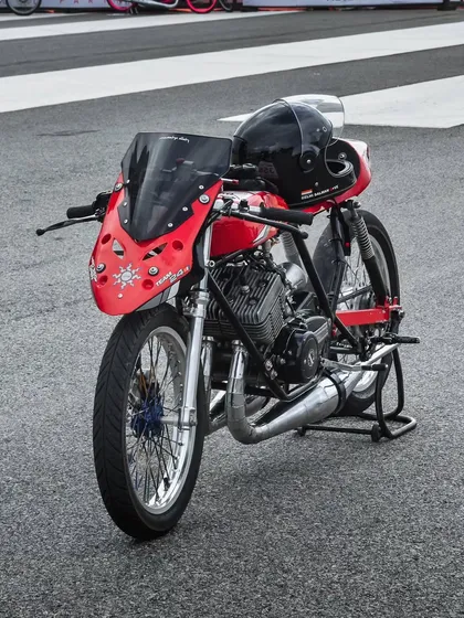 Another look at the red custom drag bike, a piece of art and a racing machine all in one.