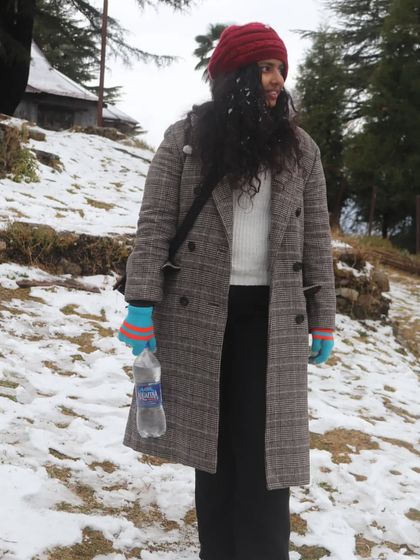 My winter layering for a trip to the mountains. A long coat is a stylish and practical choice for staying warm. I can help you build a functional and fashionable winter wardrobe.