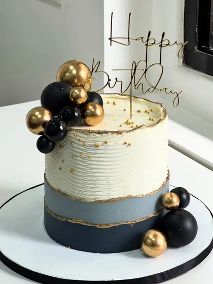 This cake was designed for a celebration that required pure sophistication. The combination of black, grey, and gold creates a modern and luxurious feel, perfect for milestone birthdays and elegant events.