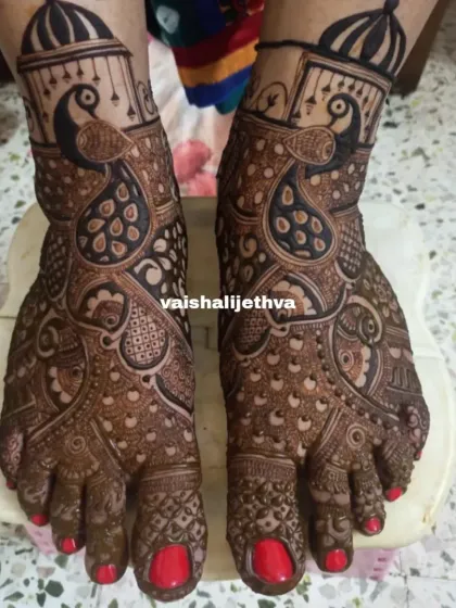 A bold and beautiful peacock design for bridal feet. The large peacocks create a striking look, complemented by intricate fillers and patterns on the toes.