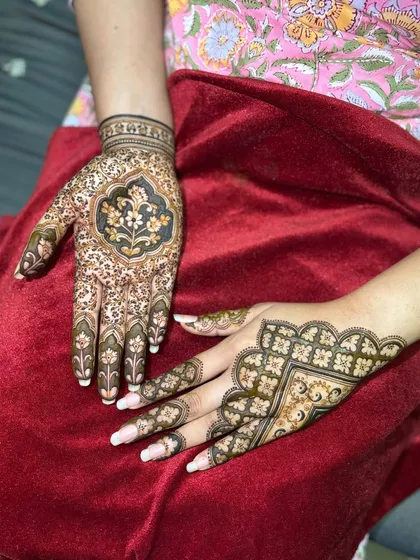 Engagement mehendi can be both minimal and striking. This design features a bold floral motif on the palm, balanced with delicate patterns on the fingers, creating a look that is elegant and not overwhelming.