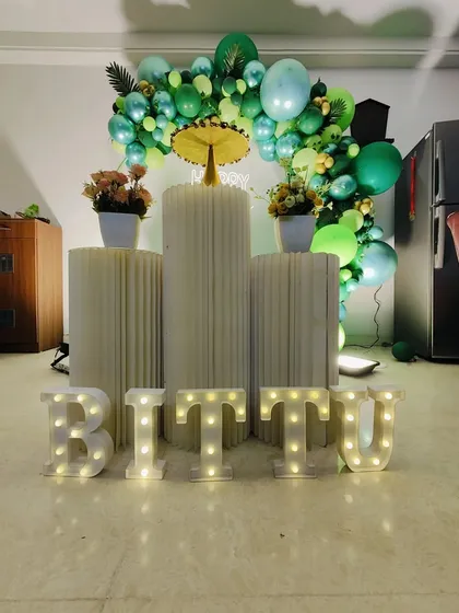 We can complement our simple balloon rings with props like these pedestals and marquee letters to create a more complete look for your cake-cutting ceremony.