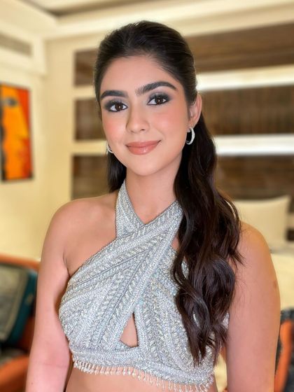 A full view of this silver smokey glam look. Paired with a glossy nude lip and a half-up ponytail, the final result is chic, modern, and party-ready.