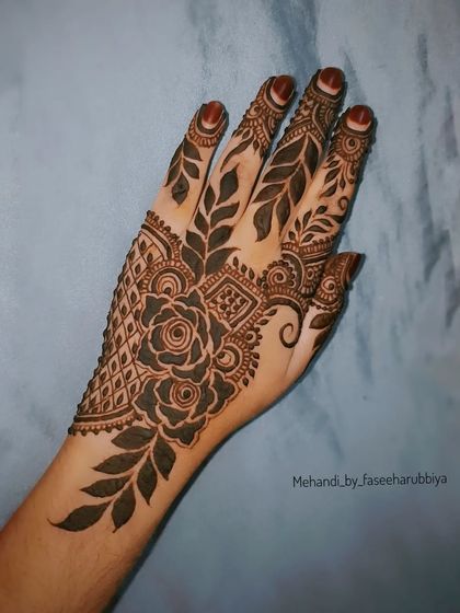 A floral party henna with bold roses and leaves, creating a beautiful contrast with negative space.