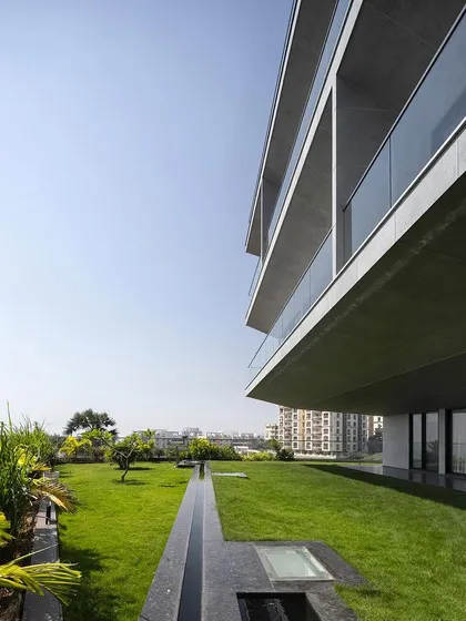 A duplicate of ID 43, this image further emphasizes the relationship between the cantilevered structure of Villa Vue and the manicured landscape beneath it. The design prioritizes outdoor activity and a seamless connection to nature.
