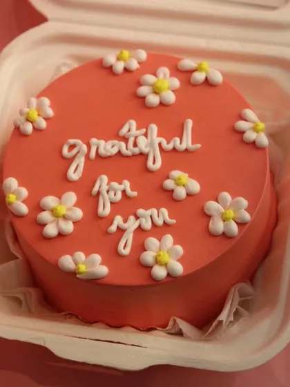 A sweet way to show appreciation. This "Grateful for You" bento cake is adorned with tiny, hand-piped daisies.