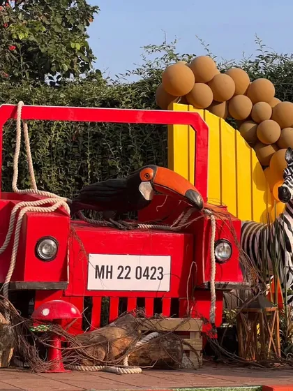 Every corner of the safari party was filled with detail, featuring custom-built props like a red safari jeep, friendly giraffes, hippos, and even a gorilla bust nestled in the foliage.