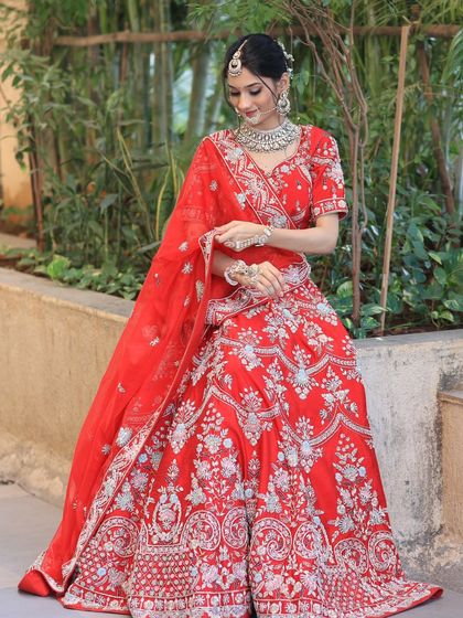 A complete bridal look featuring a heavy, gold-plated Kundan necklace, haath phool, and maang tikka, all available for rent.