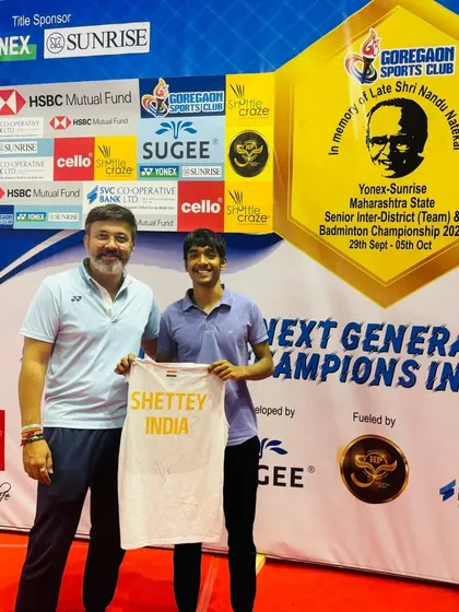 A special moment presenting a player with a "Shetty India" jersey during the semifinal showdown. We foster a sense of pride and ambition.