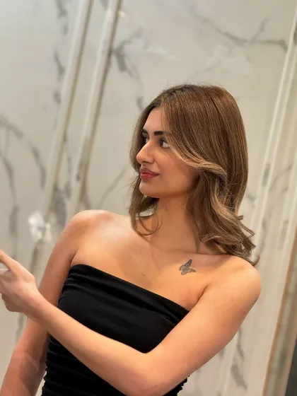 A candid shot of this beautiful beige blonde look, showing its natural movement.