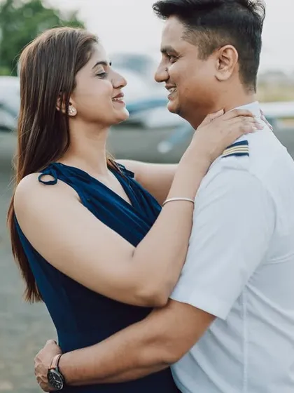 Love is in the air. This unique pre-wedding shoot on an airfield with a private plane creates a sense of adventure and sophistication. It’s perfect for couples looking for a theme that is both glamorous and personal.