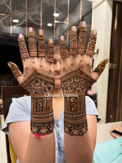 A final look at this beautiful back-of-hand mehendi. It's a versatile design that would be perfect for any party or festival.