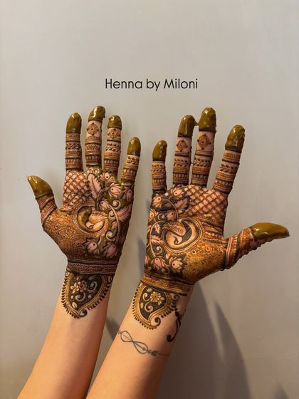 A stylish and modern design for the back of the hands. The flowing paisley patterns are perfect for someone who wants their mehendi to be visible.
