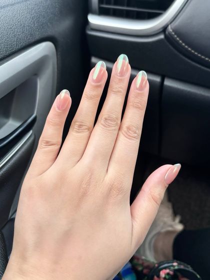 A clear, full-hand view of the stunning pearly chrome nails.