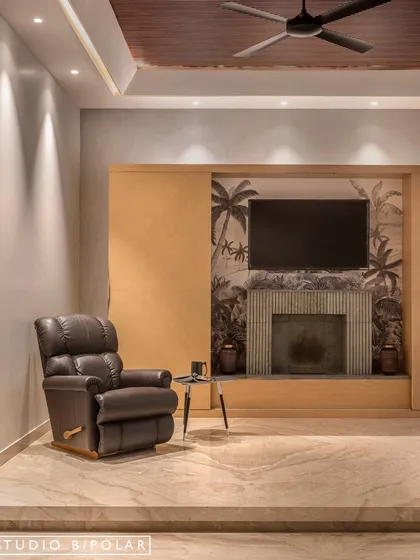 Here, the sliding panels on the TV wall are opened to reveal a fireplace and a beautiful tropical wallpaper, adding a completely different mood to the room. This functional design offers versatility and a touch of the unexpected.