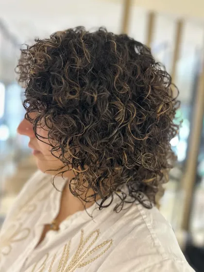 Coloring short, curly hair is all about enhancing its natural texture. I added subtle highlights to these beautiful curls to create depth and make them pop, finishing with a K18 treatment for maximum health and definition.