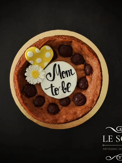 My custom cookie pies are perfect for any celebration. This one, made for a baby shower, says "Mom to be" and is filled with a delicious Nutella layer and topped with dark chocolate.