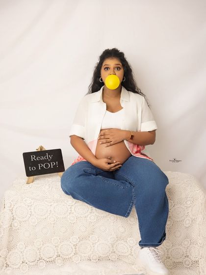 "Ready to Pop!" This playful solo portrait with a bubblegum bubble is a fun and creative way to capture the final stages of pregnancy.