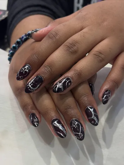 For a bolder, edgier vibe, I created this design with a dark, glossy base and then drew these abstract lines and hearts using high-shine silver chrome. It’s a unique look that shows off your personality.