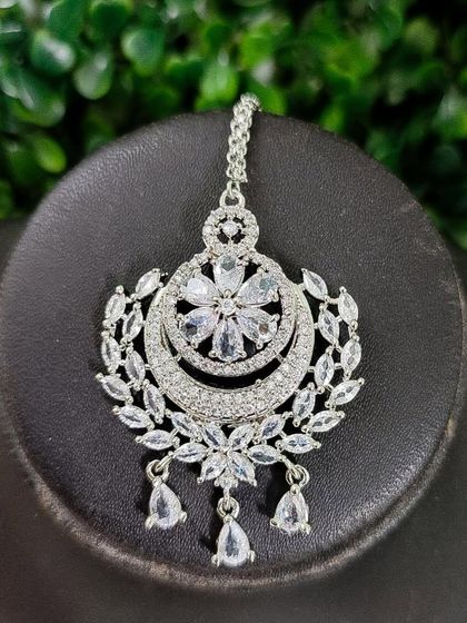 Another beautiful AD maang tikka, this one with delicate dangling crystals.