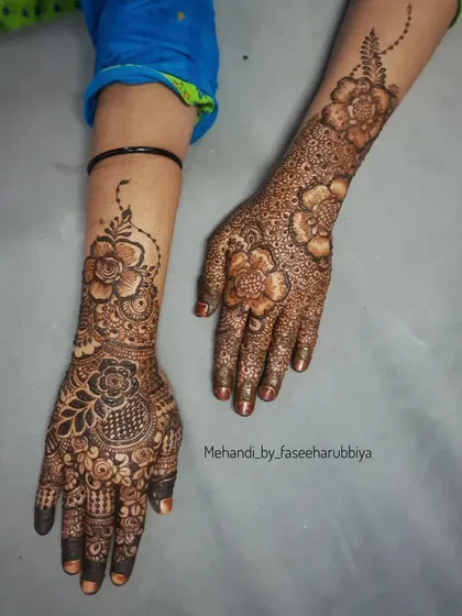 A duplicate image of the intricate floral design.