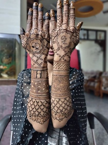 For this engagement bride, we included the couple's initials 'SZ' and a symbol of two interlocking rings. These little details make the design so much more meaningful.