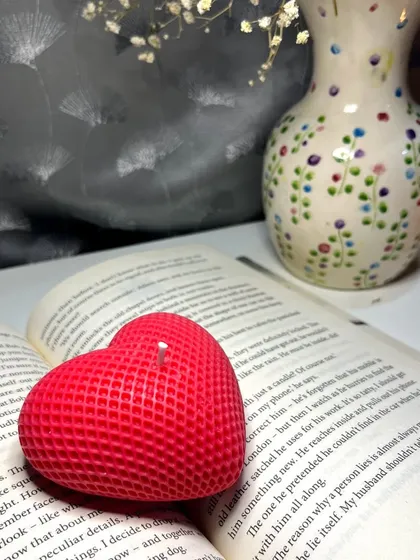 A quiet moment with our textured heart candle. Its intricate pattern and vibrant color make it a standout piece, perfect for gifting on Valentine's Day, anniversaries, or just because.
