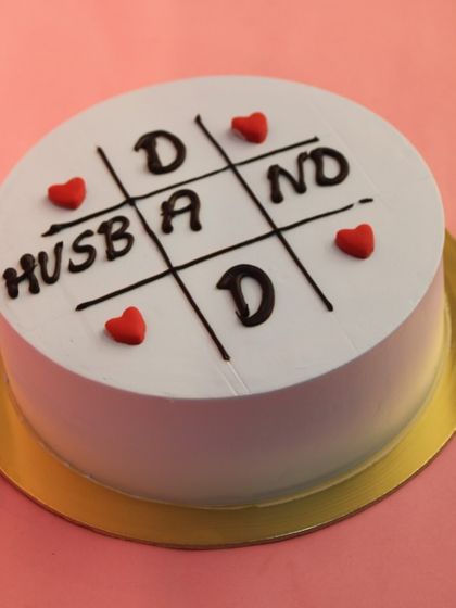 A fun and playful cake for a husband or dad, featuring a "tic-tac-toe" design. A creative way to show your love.