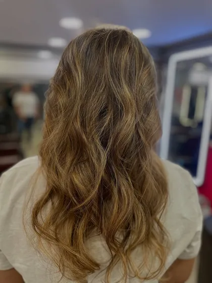 This is a beautiful transformation by one of my students. They applied soft, natural highlights and styled the hair into gentle waves, creating a look that is both elegant and easy to maintain.