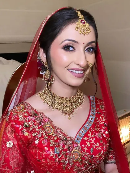 Spotlight on fresh, dewy, minimal bridal makeup. This look is all about enhancing natural beauty for a clean and radiant finish.