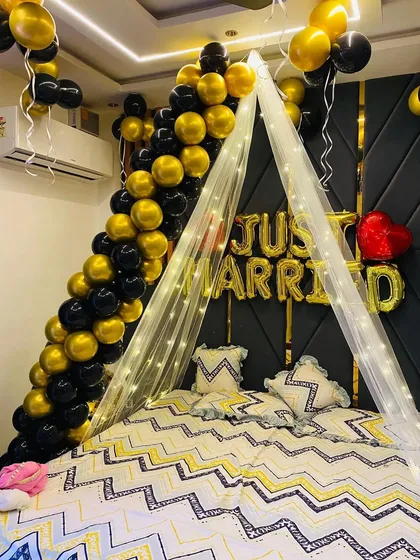 A close-up of the balloon arch and canopy combination. This is a popular choice for making the bed the central focus of the celebration.