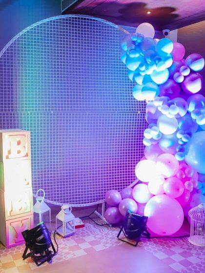 A modern and versatile decor setup. The circular grid wall provides a great foundation for a custom balloon garland, creating a stylish and contemporary photo backdrop for any event theme.