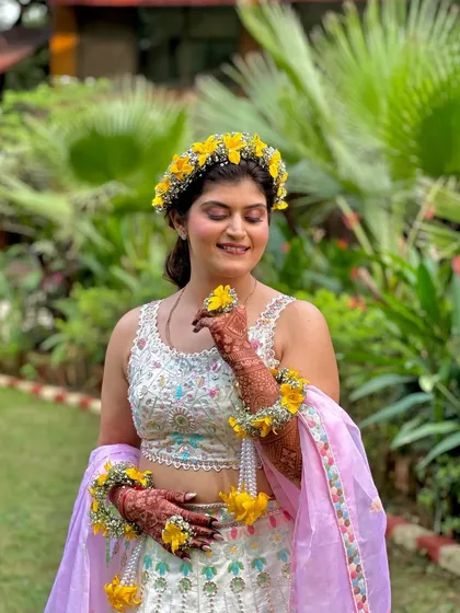 A soft glam look for a Haldi ceremony. I kept the makeup minimal and glowing to let her natural beauty and the beautiful fresh flower jewelry be the focus.