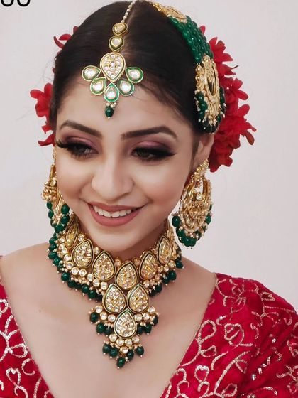 A beautiful bridal set with a unique floral design and green bead drops. The matching side-passa adds a touch of Mughal-era elegance.