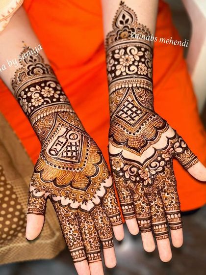 A stunning Eid design that combines a central motif with detailed patterns on the fingers and a heavy cuff.