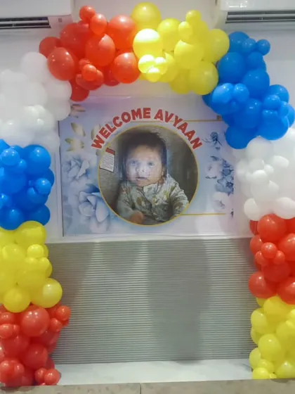 Another angle of the personalized welcome balloon arch, showing the full structure.