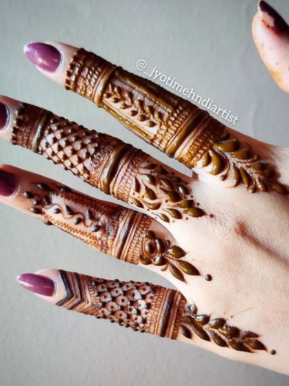 An example of minimalist finger designs. I teach how to create these detailed and elegant patterns that are very popular with clients.