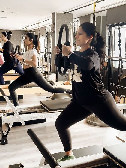 Using the magic circle during this Reformer lunge adds an extra challenge for the inner thighs and improves stability. Props help us deepen the work.
