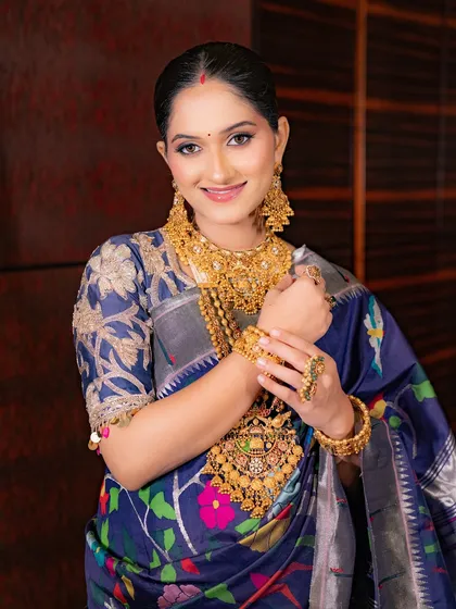 This is a perfect example of a classic Maharashtrian look. I created a fresh, matte base with soft matte eyeshadow and bold kohl to define the eyes, paired with heavy traditional gold jewelry for a timeless and regal appearance.
