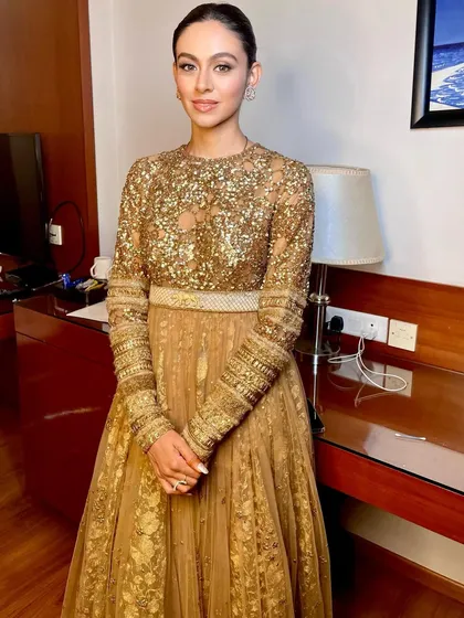 Simplicity meets elegance. For this reception, I created a clean, minimal makeup look with a subtle smokey eye to complement her stunning golden Sabyasachi gown.