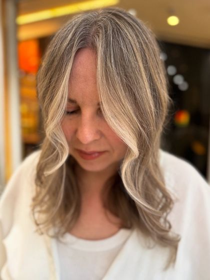 A final look at the elegant pearl blond color, with soft waves enhancing its dimension.