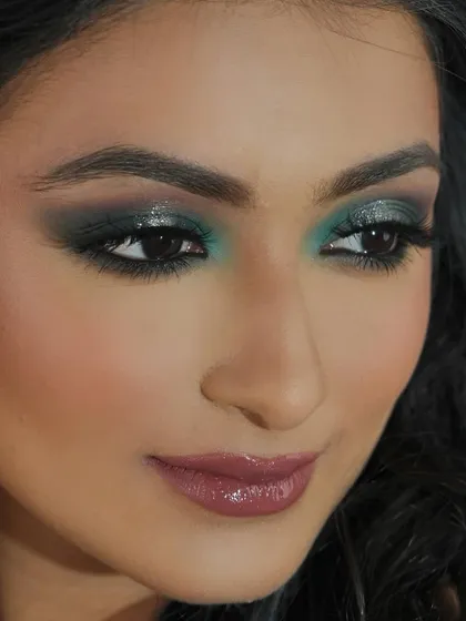 A close-up on the eye shows the intricate blending of deep green and shimmering silver. Mastering such detail is what separates an amateur from a pro.