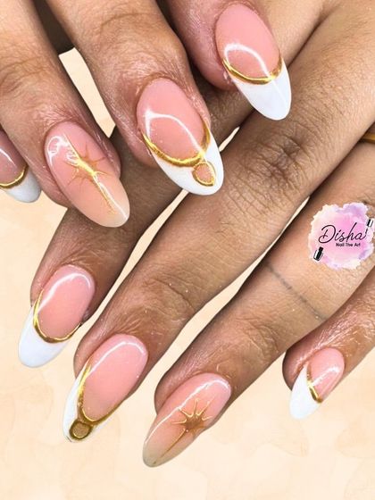 Subtle, classy, and with a little touch of glam. This modern French manicure features elegant gold line work that adds a sophisticated and artistic flair.